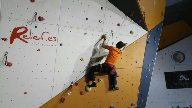 Escalador en rocódromo