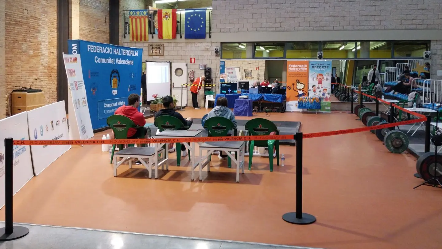 Postes separadores en competición deportiva con cinta personalizada