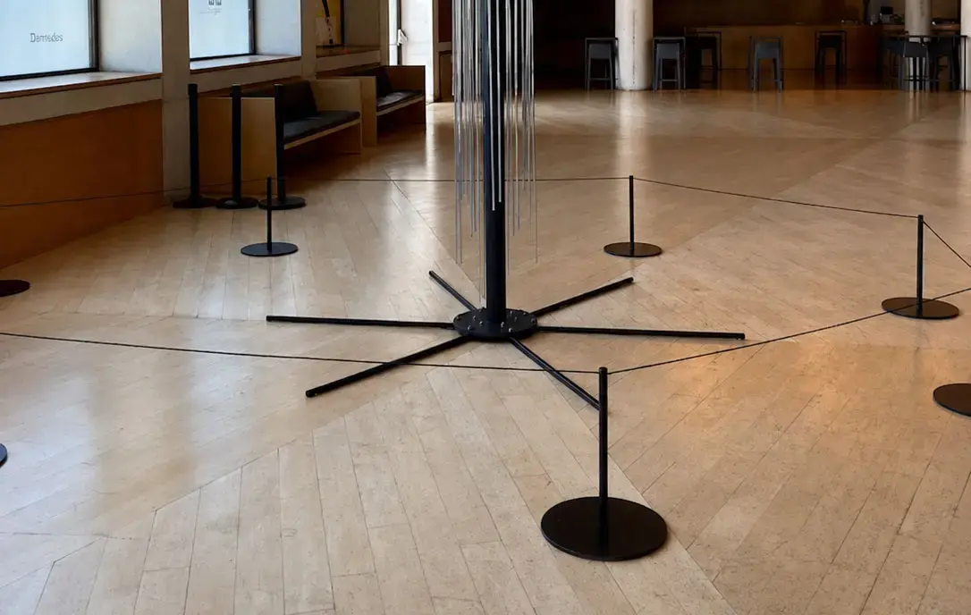 Postes Gallery con cuerda para museo protegiendo una obra expuesta en el Museu de la Música de L’Auditori de Barcelona