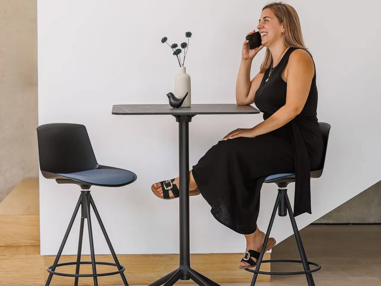 Mujer feliz sonriendo en mesa de cafetería Tabula TAR 40