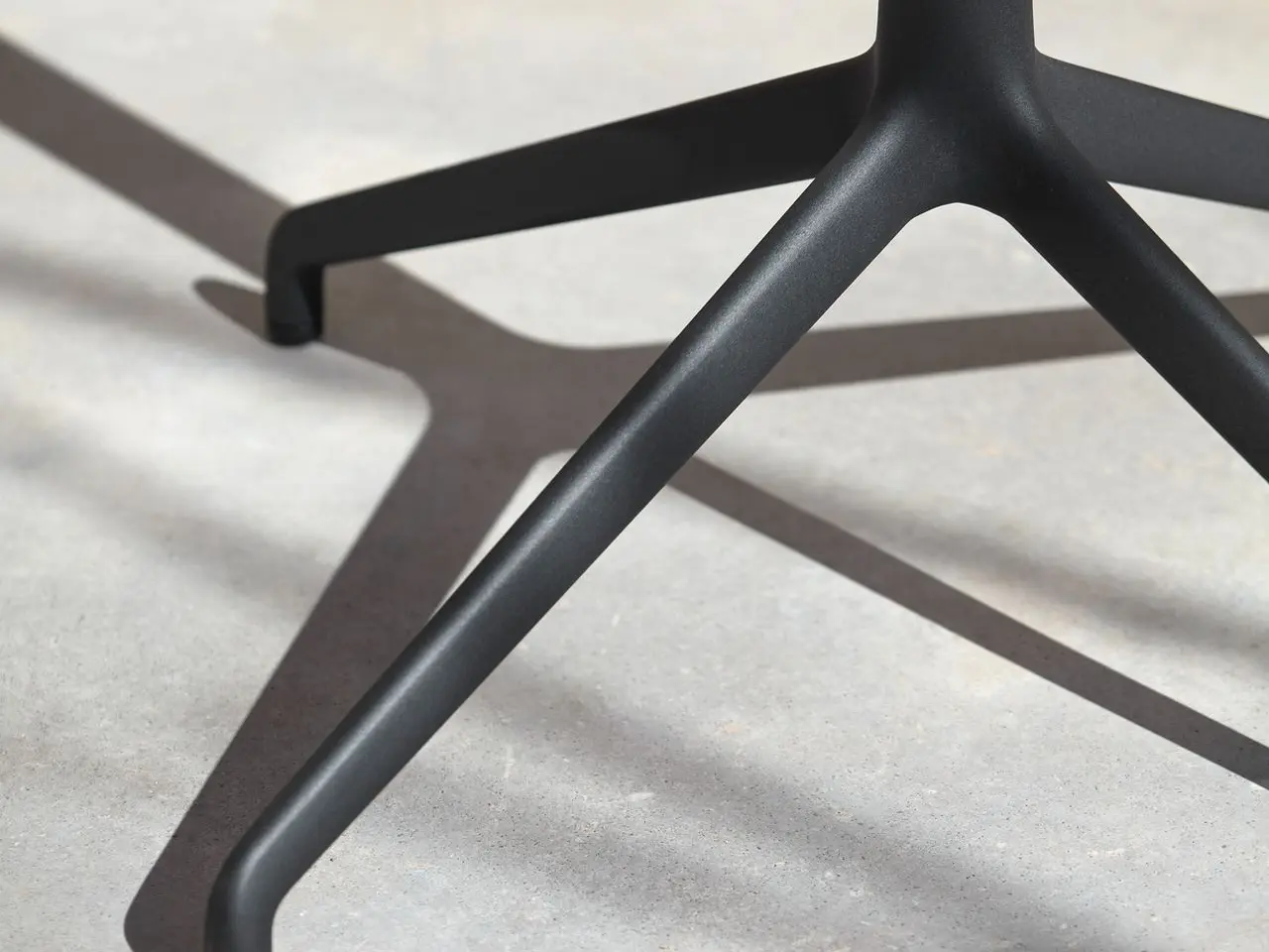 Estructura de aluminio en color negro de la mesa Tabula TAR 40