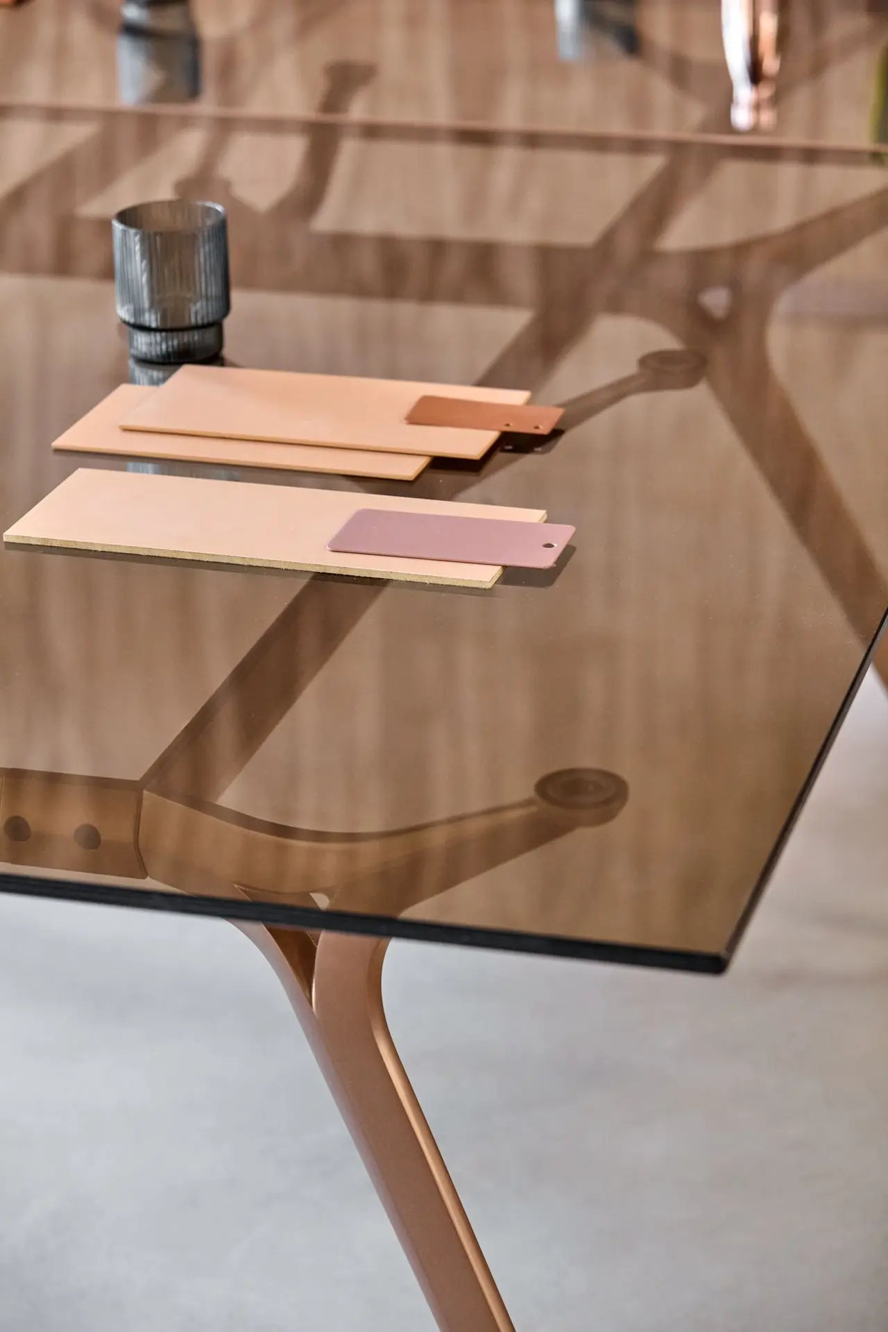 Mesa Arkitek rectangular en cristal cobre