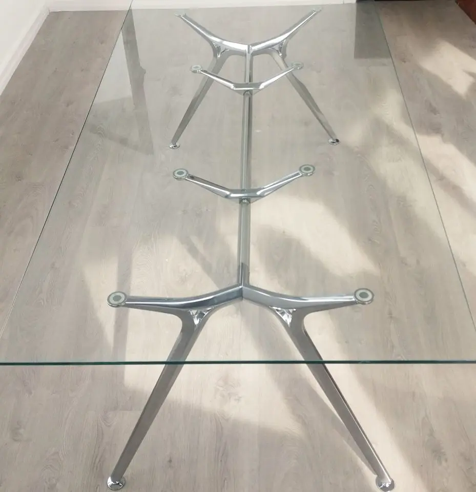 Mesa Arkitek instalada por Asturalba en apartamento de lujo