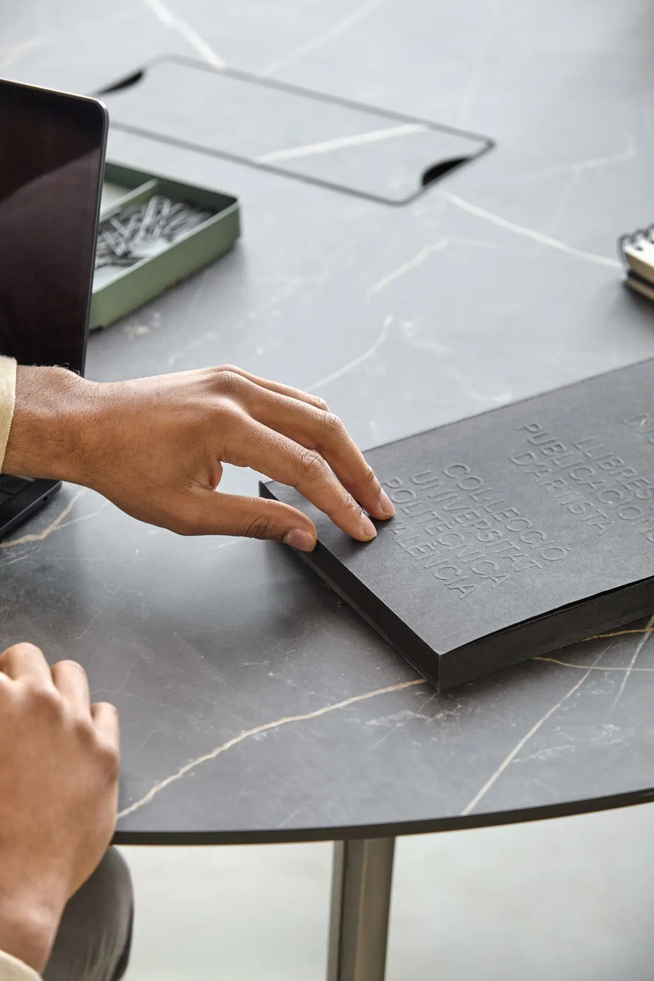 Mesa Arkitek superficie mármol