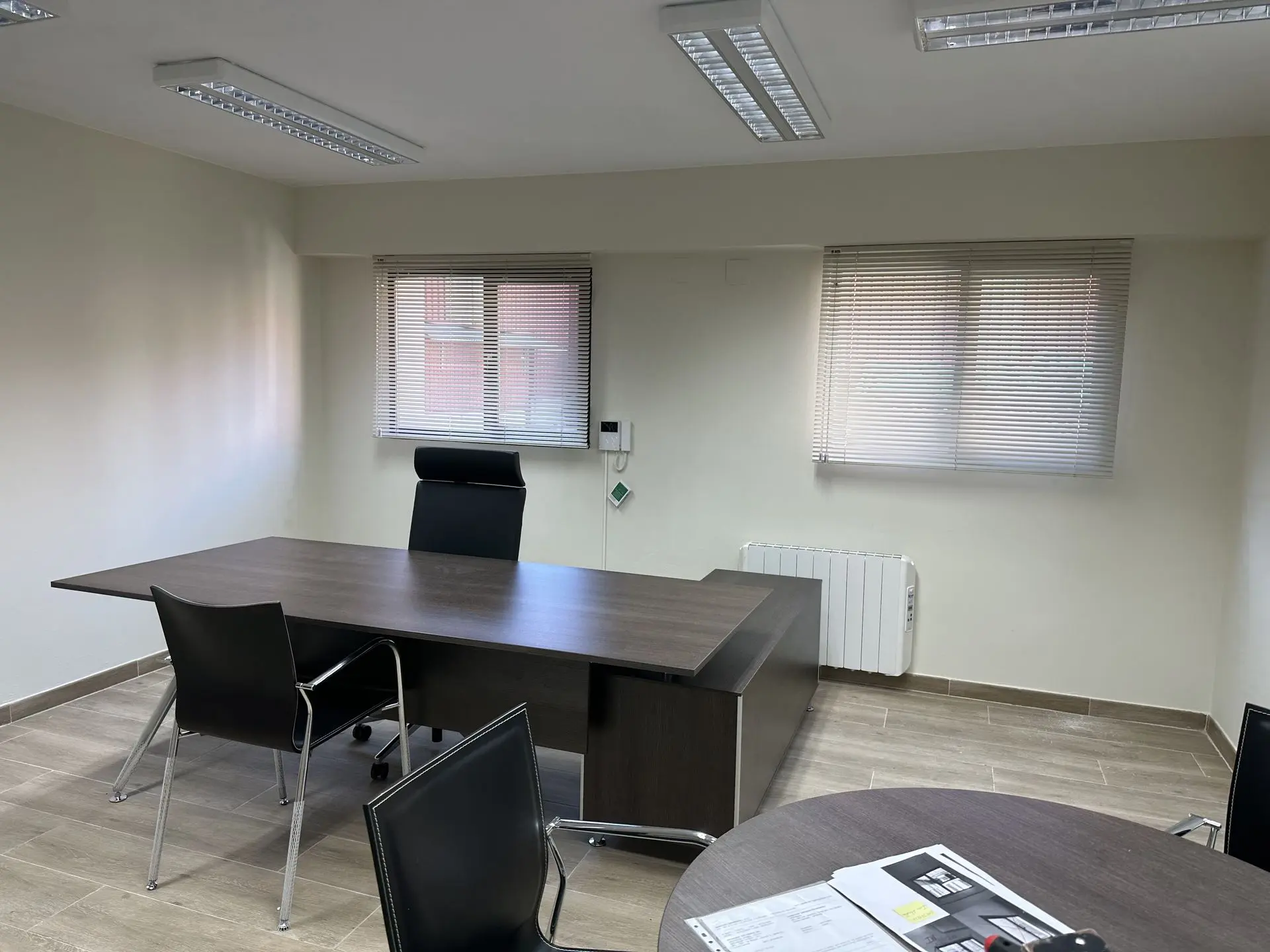Mesa Arkitek instalada por Asturalba en Ballestas Carreño
