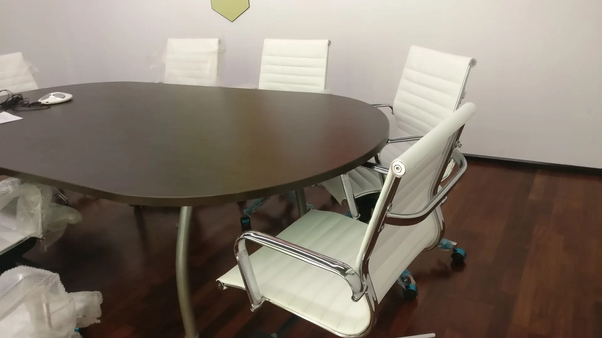 Silla de diseño italiano en sala de reuniones de Virtway Silla de diseño italiano en sala de reuniones de Virtway