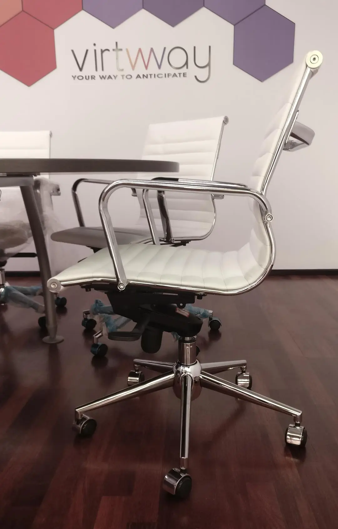 Silla de diseño italiano en sala de reuniones de Virtway Silla de diseño italiano en sala de reuniones de Virtway