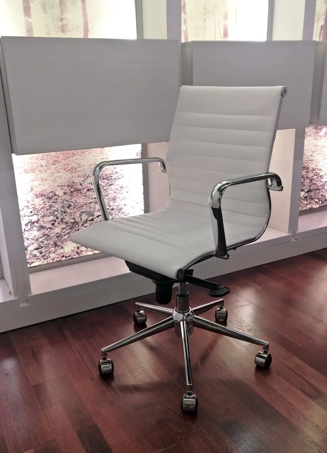 Silla de diseño italiano en sala de reuniones de Virtway Silla de diseño italiano en sala de reuniones de Virtway