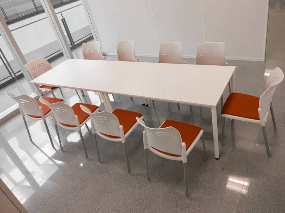 Sala de reuniones con mesa Cool y sillas Spacio Sala de reuniones con mesa Cool y sillas Spacio