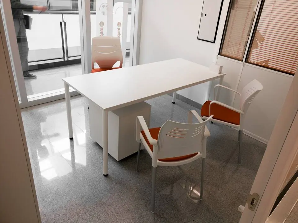 Oficina con mesa Cool, buck, silla Efit y sillas Spacio Oficina con mesa Cool, buck, silla Efit y sillas Spacio