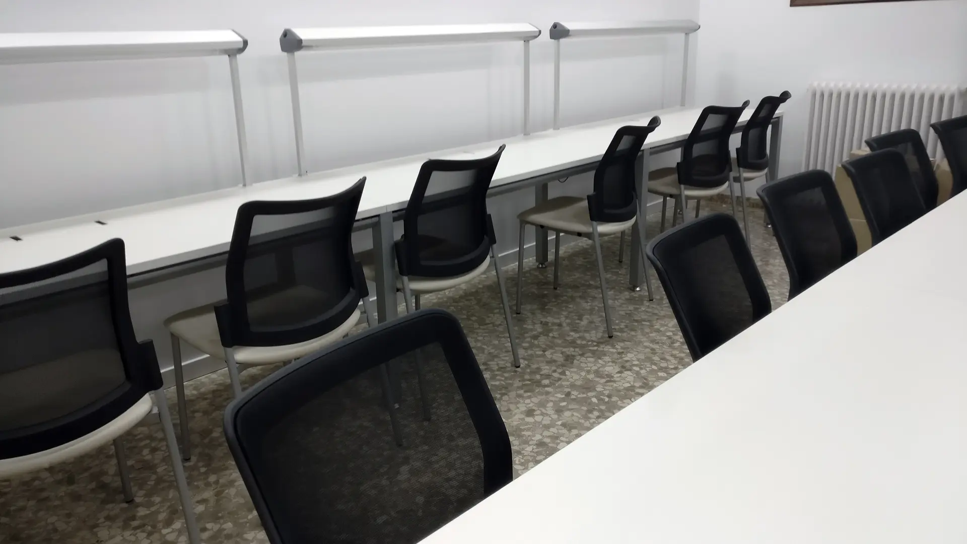 Sala de estudio en colegio mayor con mesas Vital instaladas por Asturalba Sala de estudio en colegio mayor con mesas Vital instaladas por Asturalba