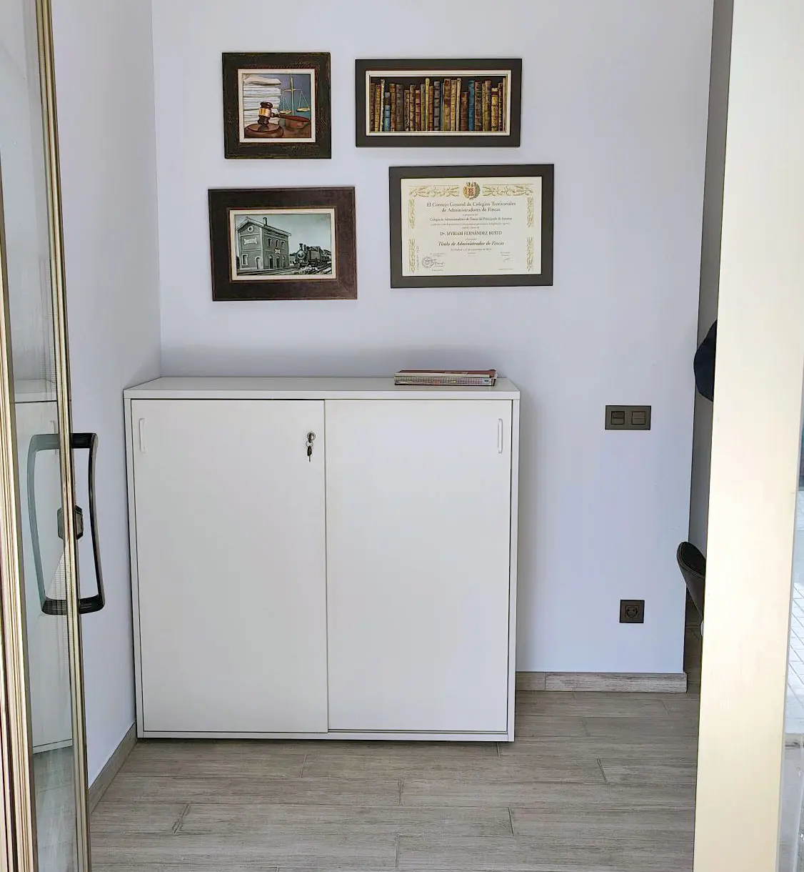 Completamos la instalación con un armario de puerta corredera Actiu