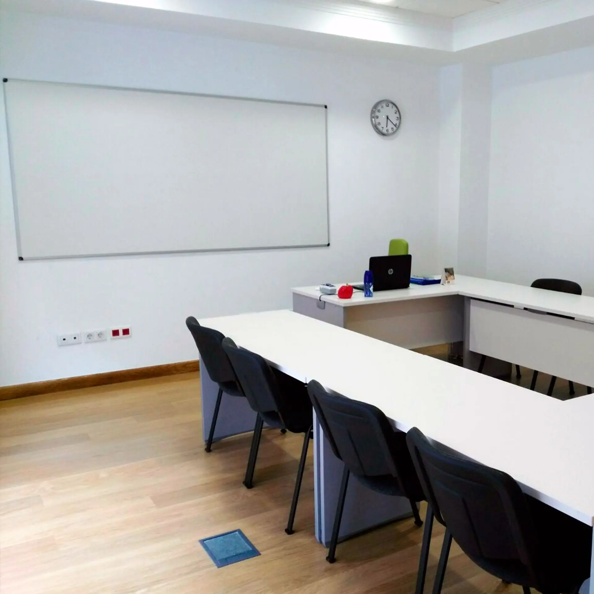 Pizarra blanca magnética instalada en sala de formación en Asturias año 2023