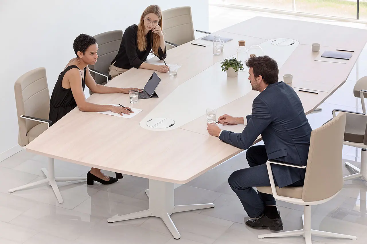 Mesa Power de Actiu con apoyo central para mayor comodidad en la reunión