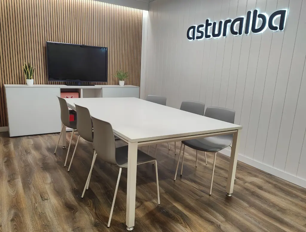 Mesa de reunión Vital en sala de juntas de Asturalba