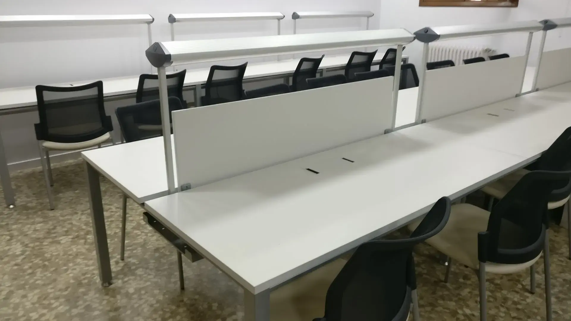 Bench multipuesto con divisorias instalado por Asturalba en residencia de estudiantes de Madrid Bench multipuesto con divisorias instalado por Asturalba en residencia de estudiantes de Madrid