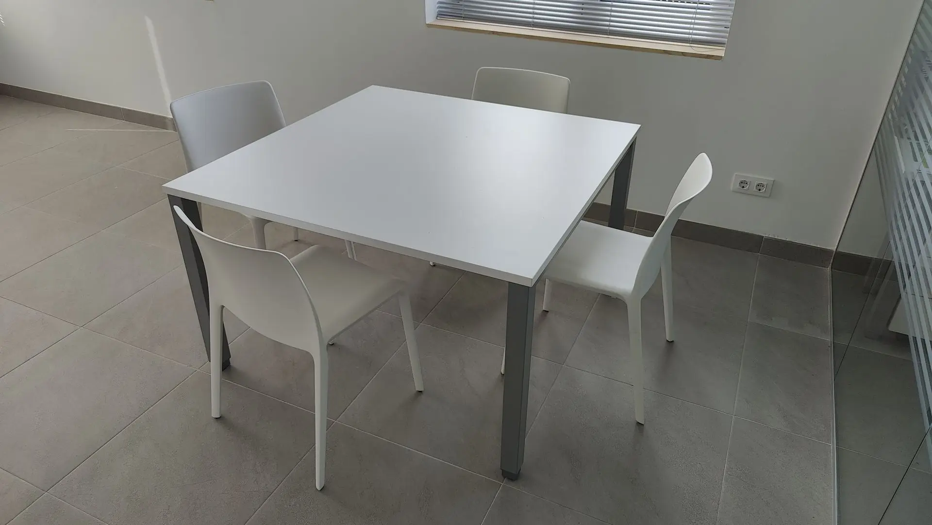 Sillas Fluit con mesa Vital Pro instalada por Asturalba en el COE SEPEPA Sillas Fluit con mesa Vital Pro instalada por Asturalba en el COE SEPEPA