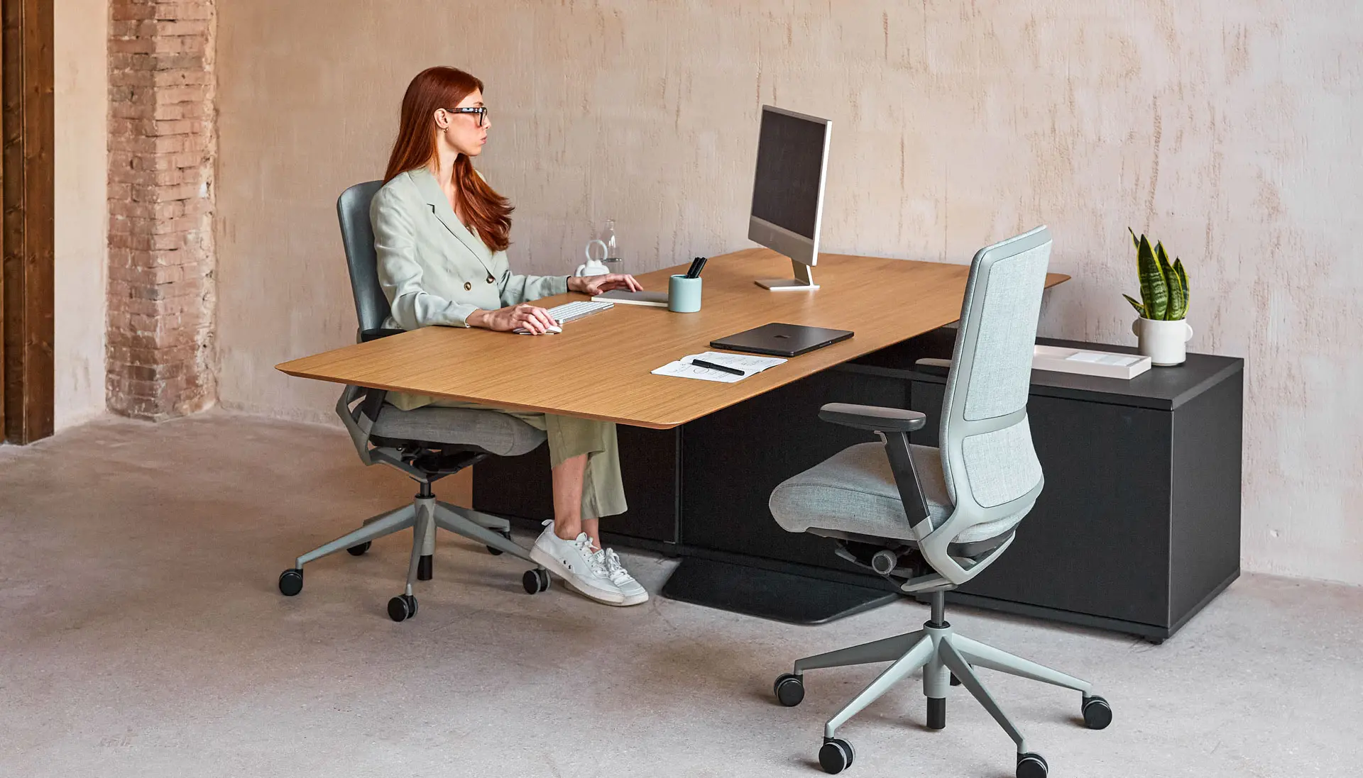 Mujer ejecutiva en despacho con mesa Menssula