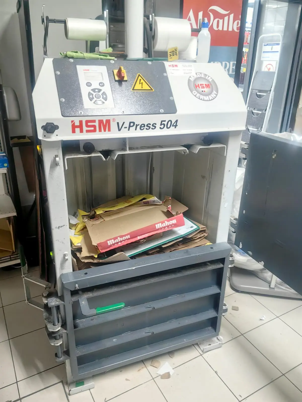 Prensa HSM 504 con cartones en un servicio tecnico