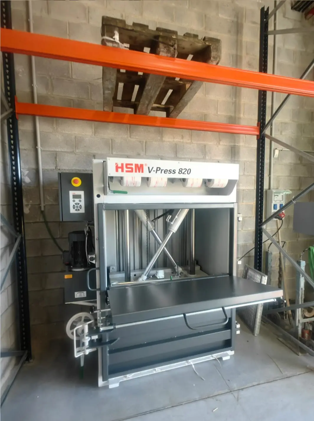 Prensa HSM 820 con la trampilla de llenado abierta en un servicio tecnico