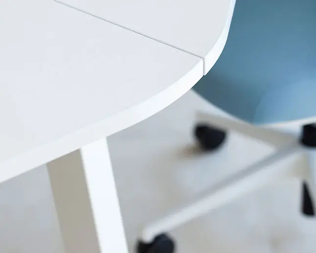 Mesa Twist con cantos redondeados en blanco