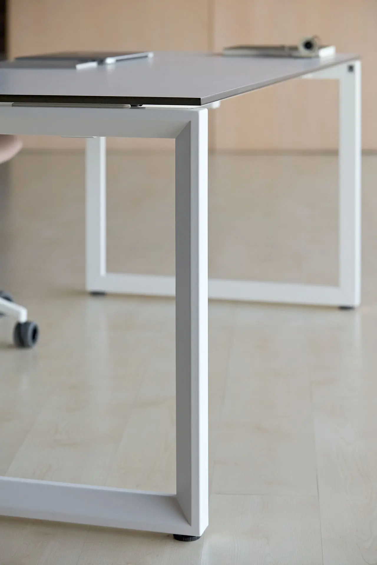 Mesa Vital Plus con superficie de melamina y estructura de acero cerrada