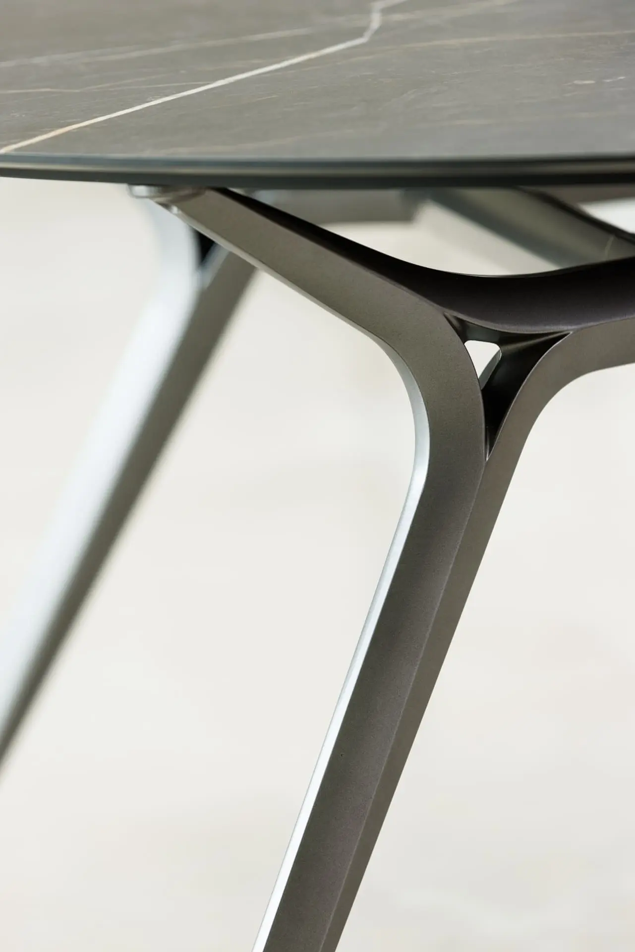 Mesa Arkitek con estructura negra y tablero en fenólico mármol Samas Black