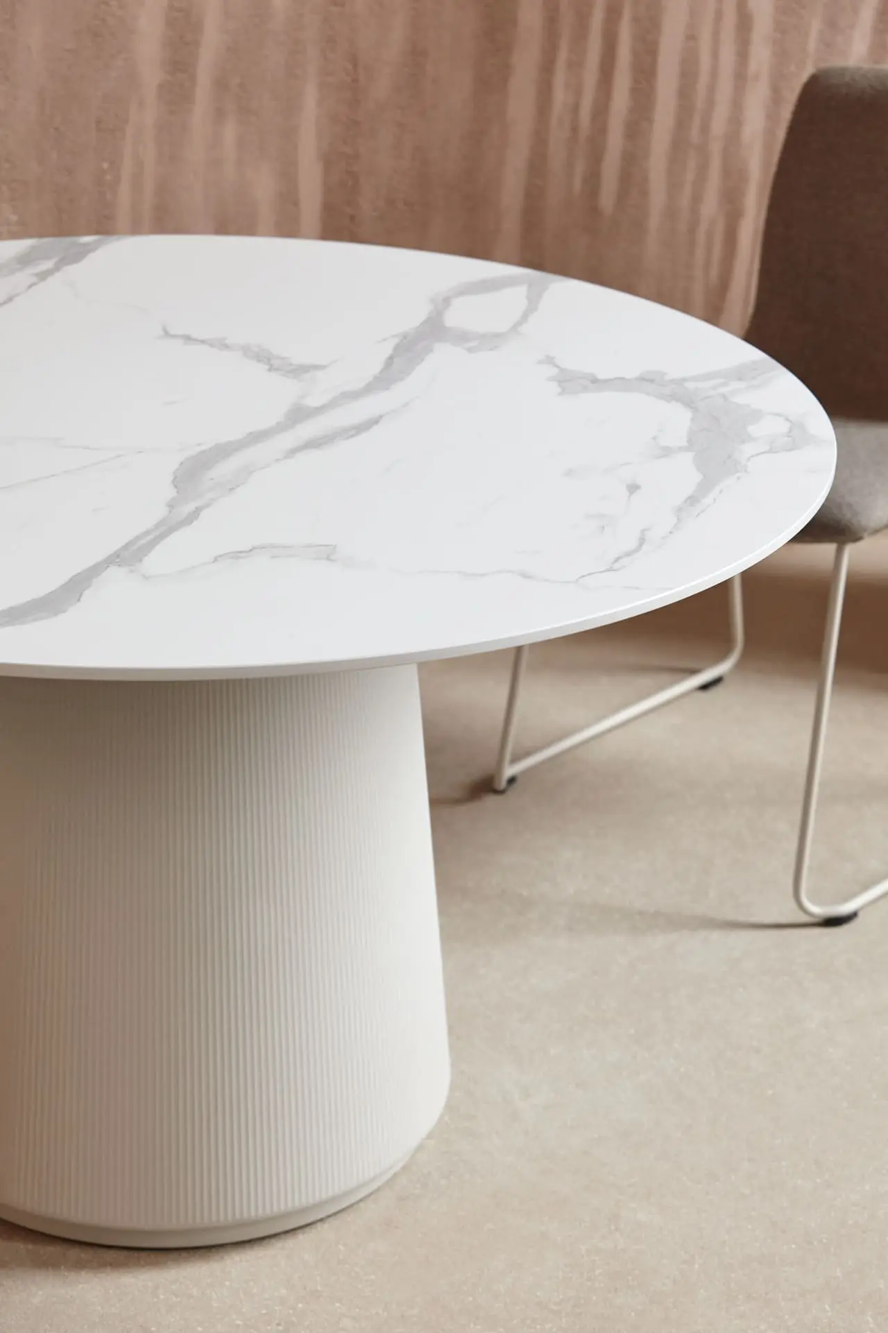 Mesa Dorik con estructura marfil y tablero en Marmo Olimpo fenólico
