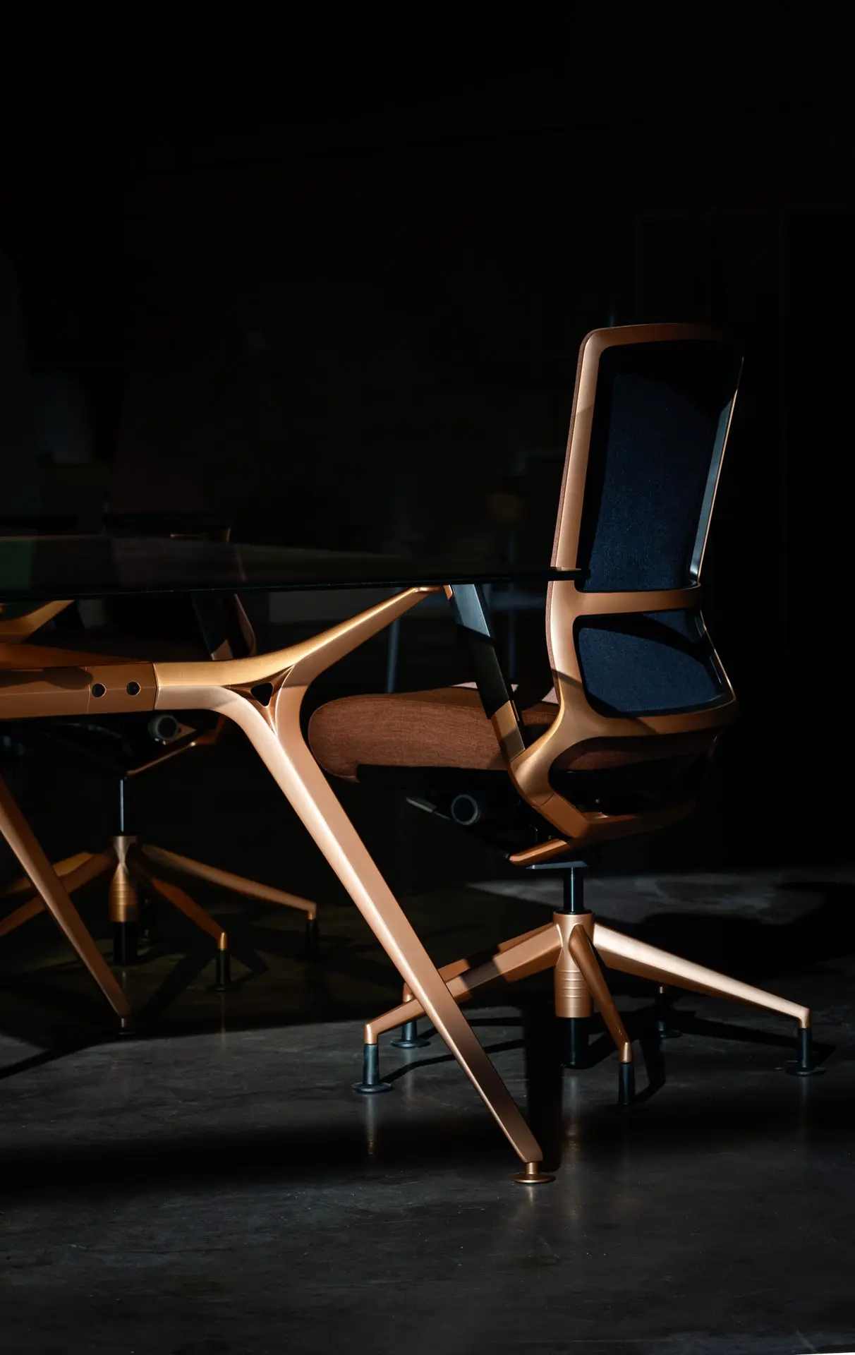 Nuevos acabados bronce y cobre para estructuras de mesa Arkitek y silla TNK 500 Aurea