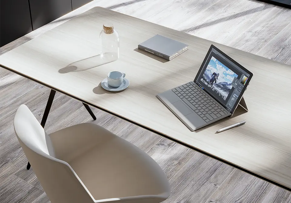 Mesa Plek con estructura negra y tablero acacia