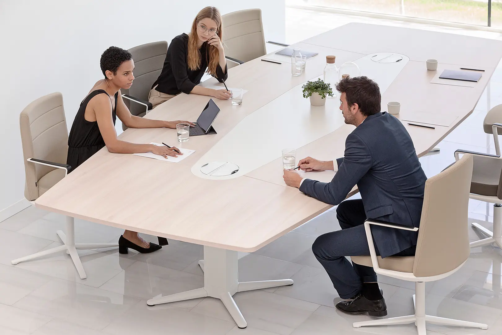 Mesa Power en blanco y acacia
