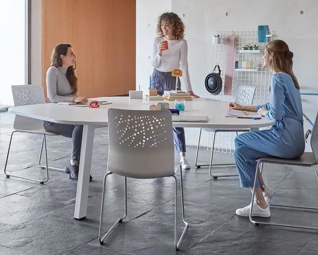 Mesa Vital Plus Gen 300 con chicas reunidas