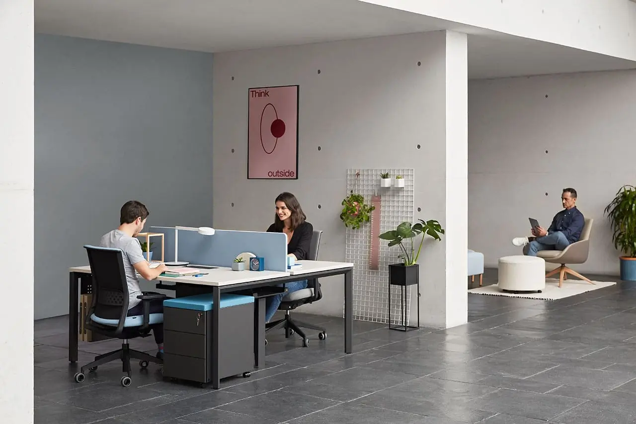 Personas trabajando en oficinas con mesas Vital Plus