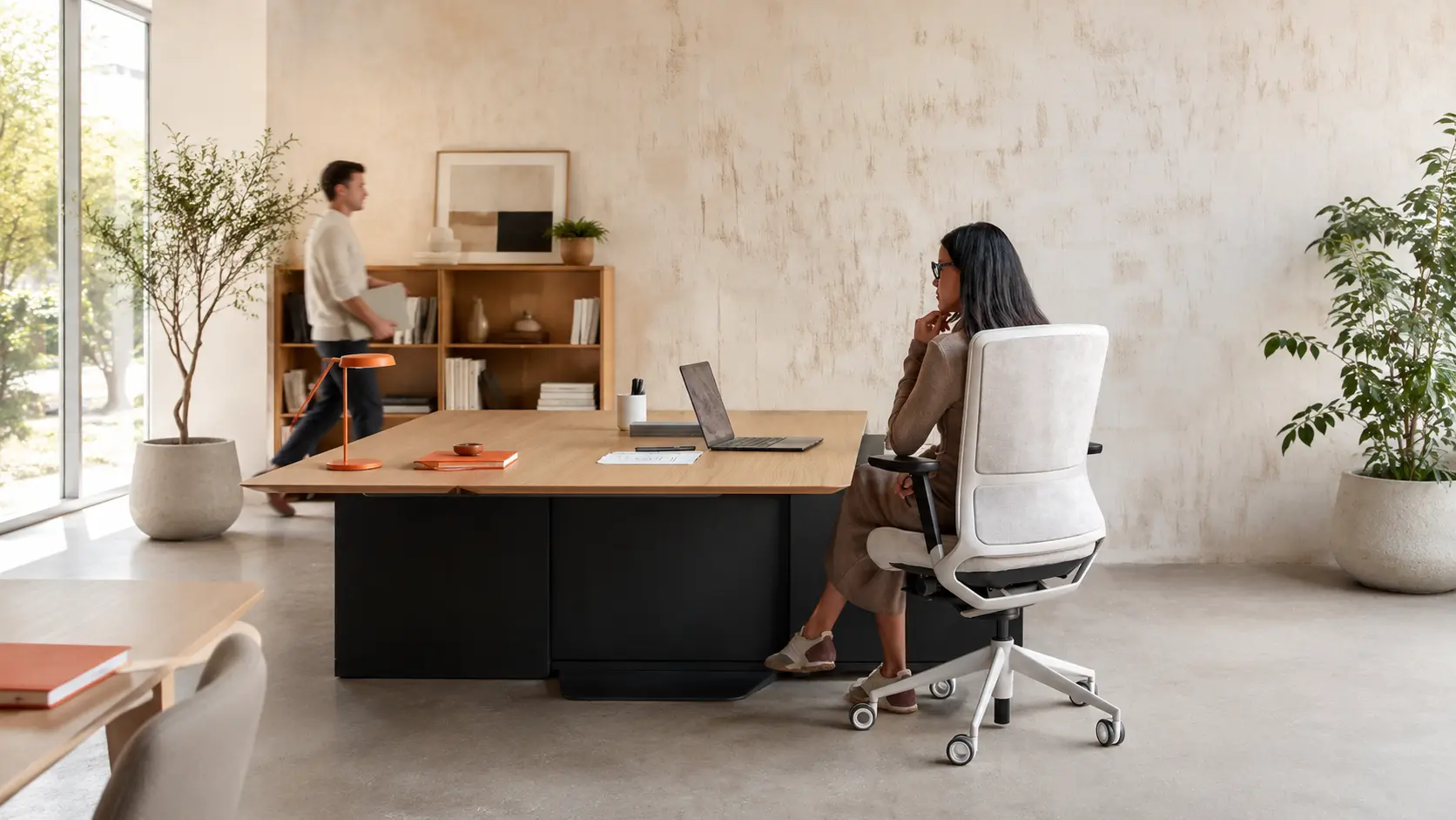 Sillón de dirección TNK 500 en despacho ejecutivo con mesa Menssula