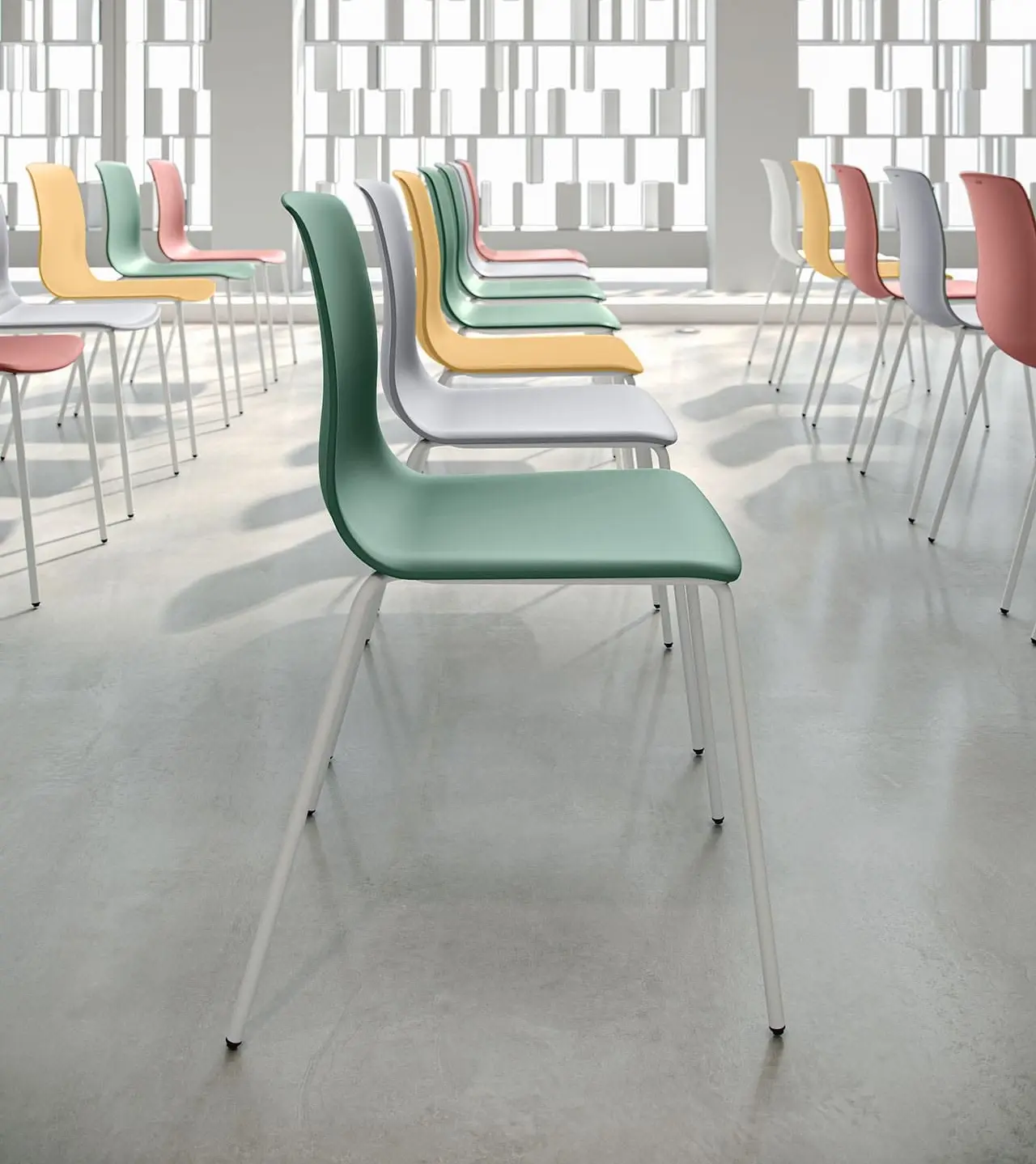 Sillas de colores con patas de acero