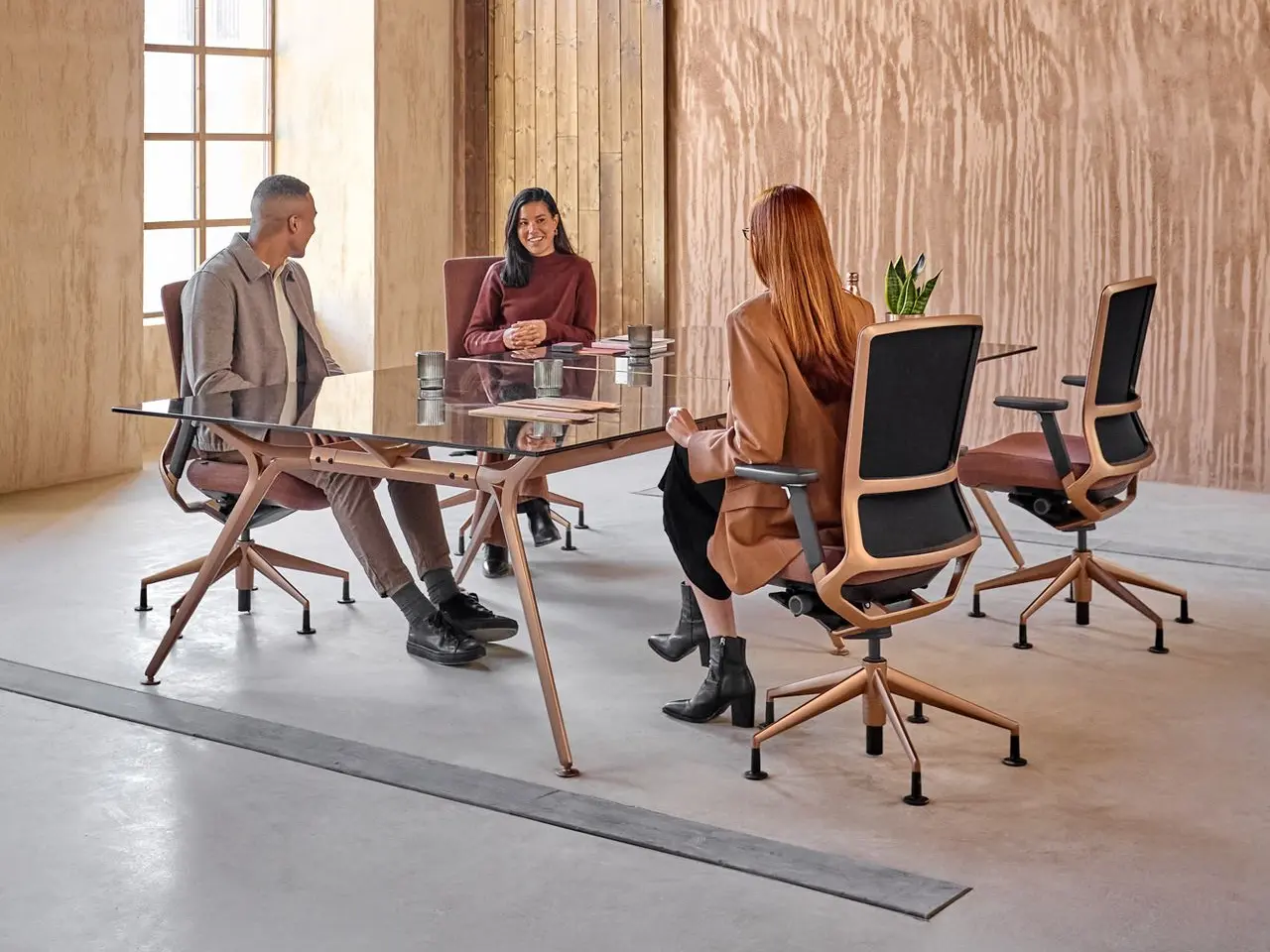 Nuevos acabados TNK para despachos de diseño Sillas de dirección TNK 500 en sala de reuniones