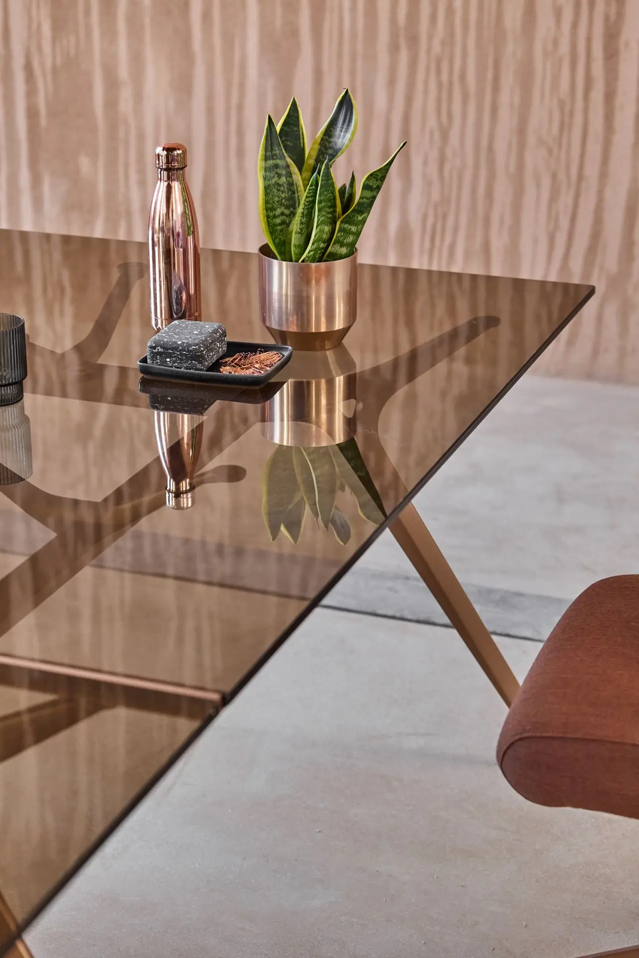 Nuevos acabados de mesa Arkitek en cobre para superifice de cristal y estructura de aluminio