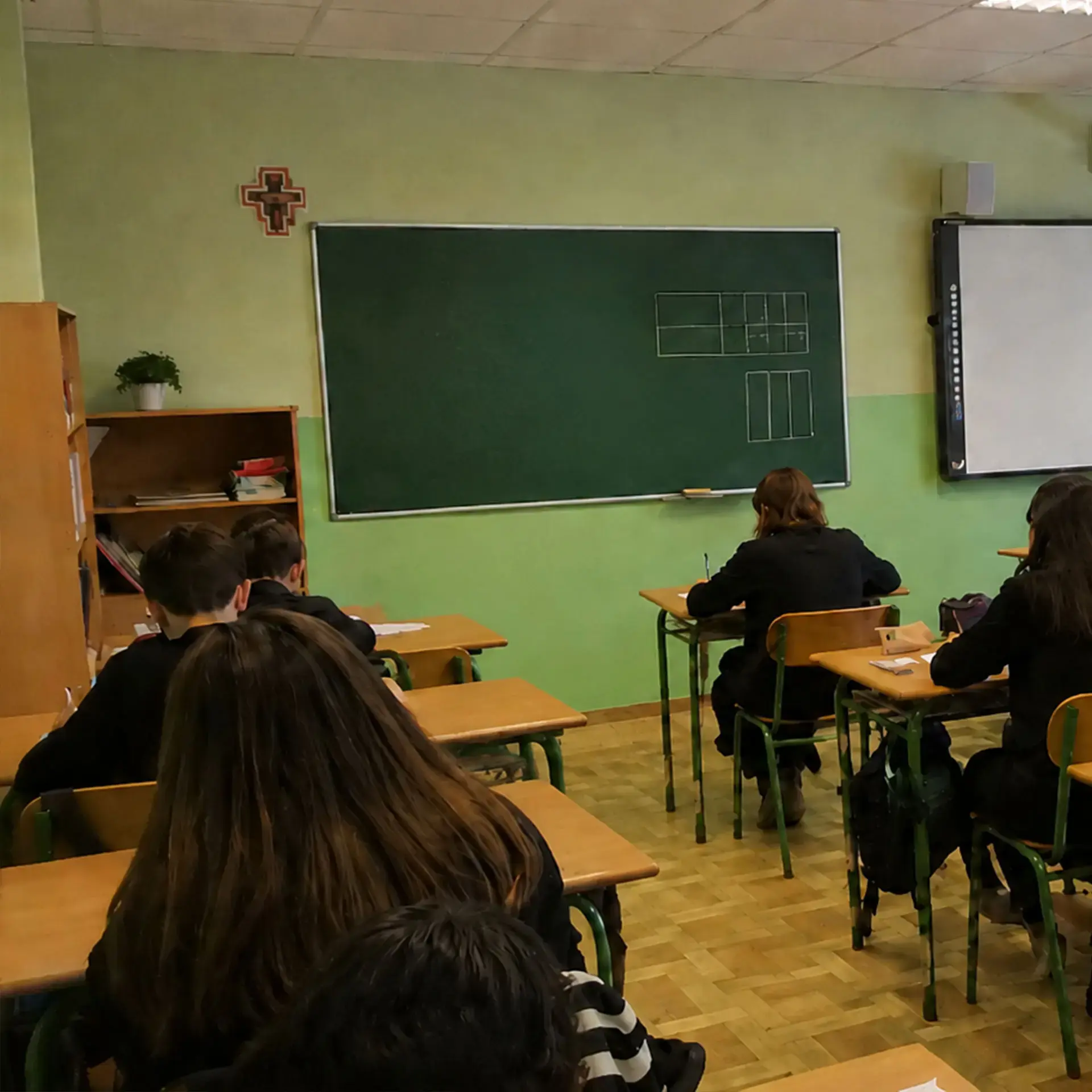 Instalación de pizarras verdes Faibo en colegio — Asturalba suministra a toda España