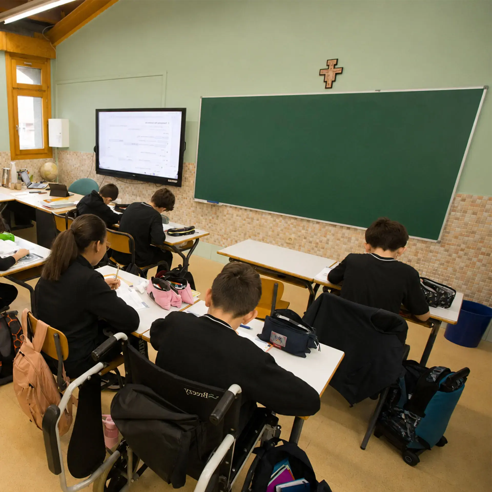 Pizarra verde estratificada instalada en colegio concertado en Barcelona  año 2022