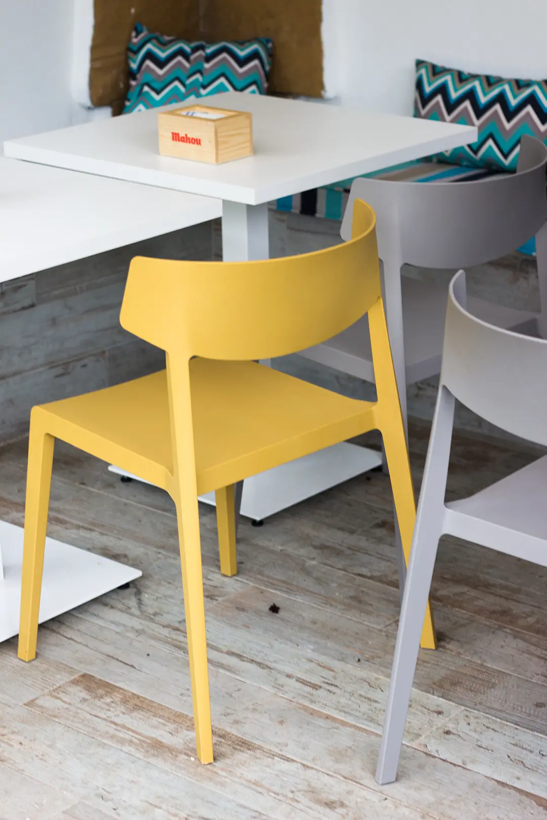 Silla Wing en mostaza y gris en El Chiringuito de Clara