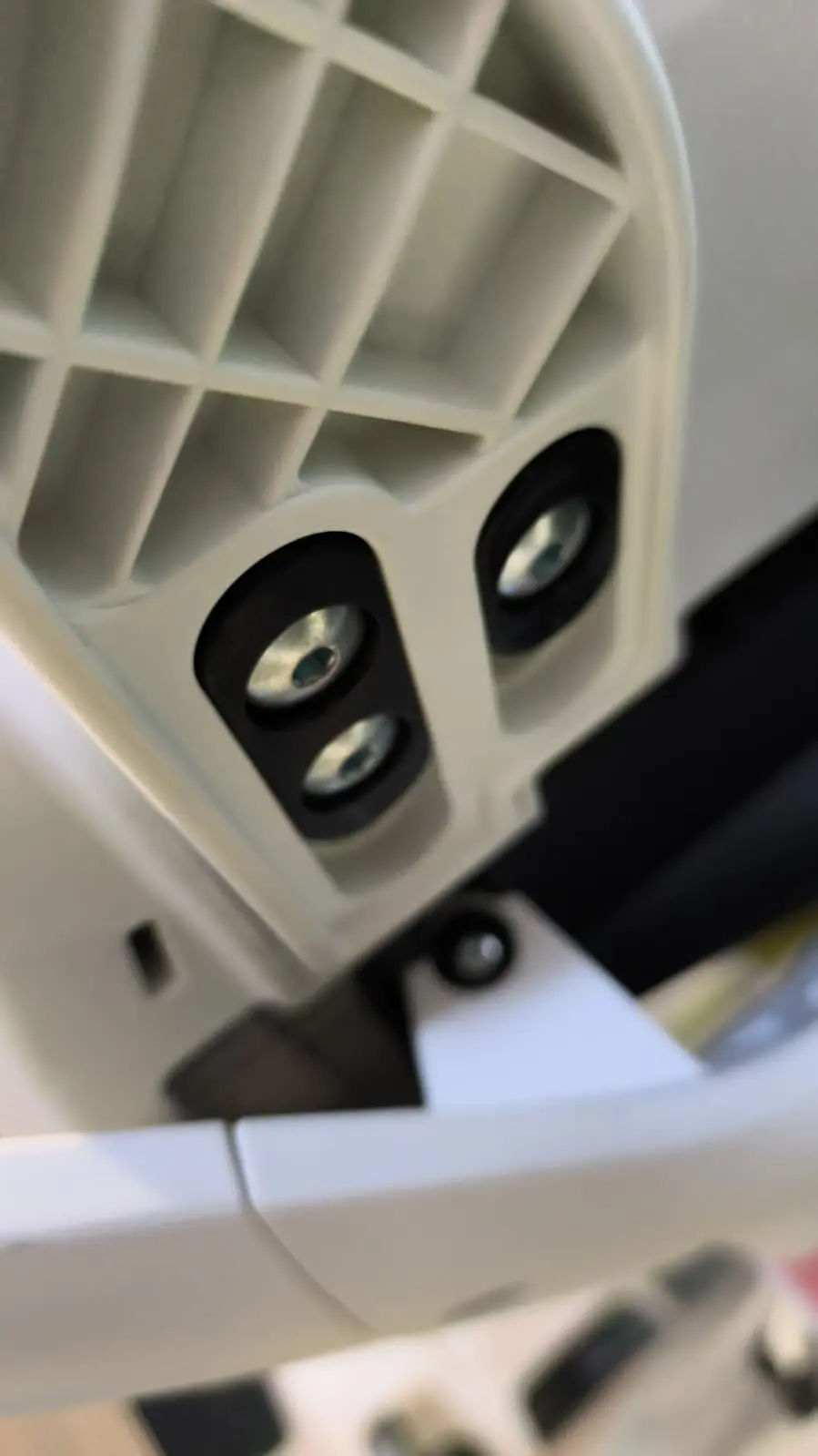 Tornillos inferiores para sustituir o añadir reposabrazos en silla Actiu A+S Work