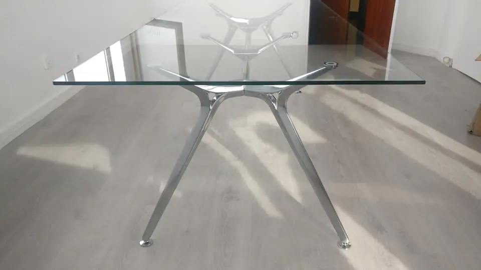 Mesa de cristal Arkitek instalada por Asturalba