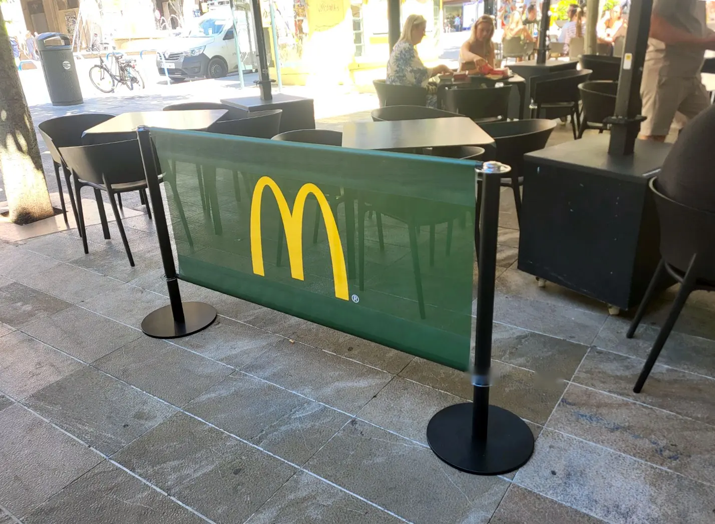 Postes con lona en McDonald's de Madrid