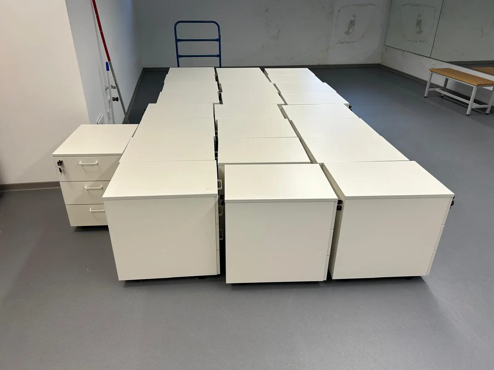 Cajoneras móviles de melamina Actiu con 3 cajones preparadas para instalación Cajoneras móviles de melamina Actiu con 3 cajones preparadas para instalación