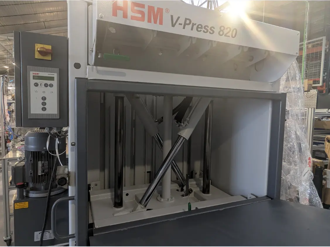 Componentes hidráulicos y eléctricos revisados en la HSM V-Press 820 reacondicionada