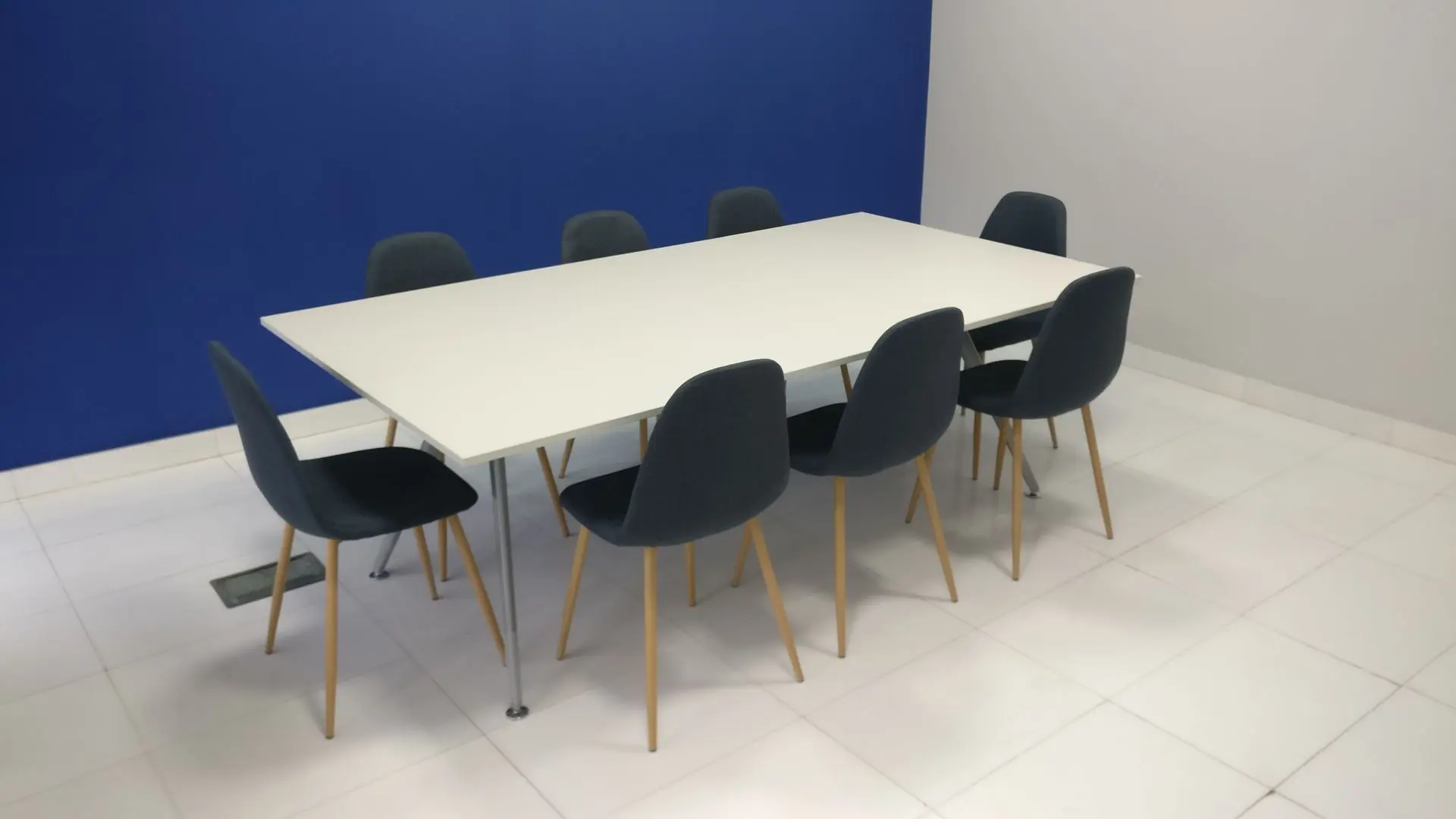 Mesa de reunión Arkitek instalada en Oviedo