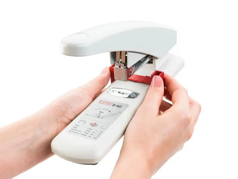 Cuerpo de la grapadora NOVUS B 40 con tapa metálica y base de plástico