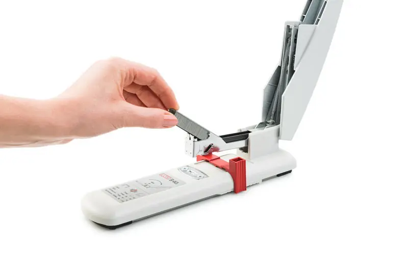 Regulación de la profundidad de papel en la grapadora NOVUS B 40