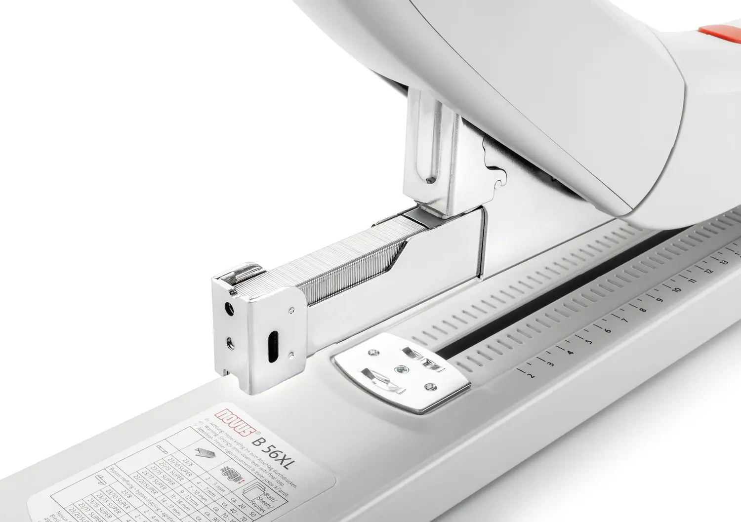 Recarga de grapas en el cargador frontal de la NOVUS B 56XL