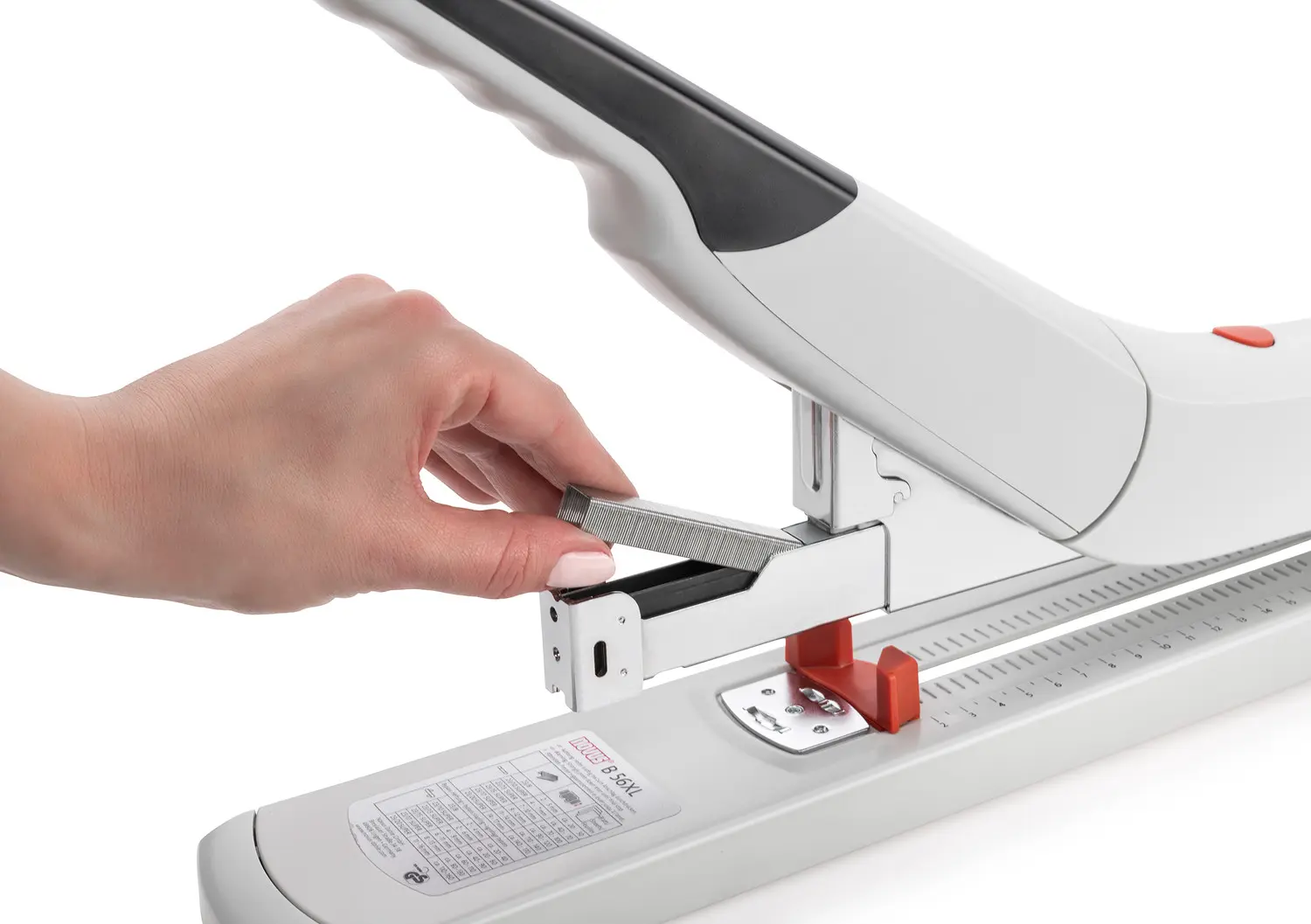 Botón de apertura del cargador trasero de la NOVUS B 56XL
